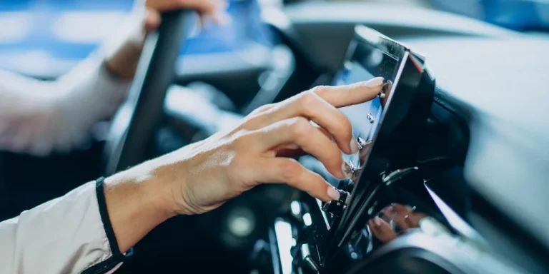 Lire la suite à propos de l’article Installation autoradio CarPlay : réussir le montage de votre système multimédia