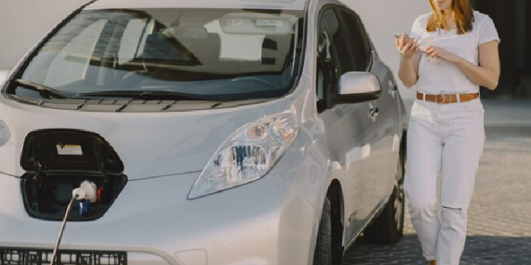 Pourquoi installer une borne de recharge maison plutôt qu'une prise classique