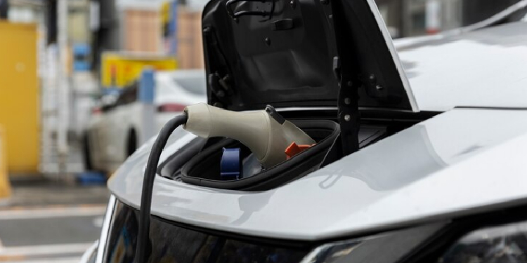 Vous consultez actuellement Borne de recharge avec délestage dynamique : avantages, fonctionnement et choix
