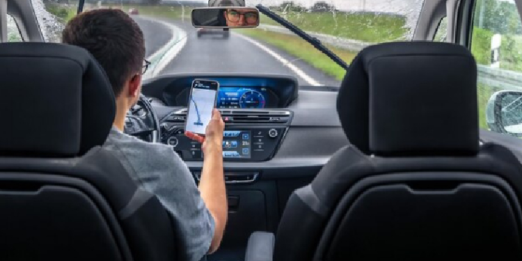 Lire la suite à propos de l’article Apple CarPlay voiture : comment ça fonctionne et comment l’utiliser ?